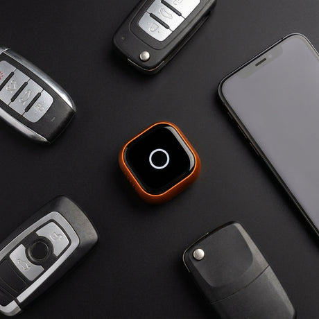 SwiftLink SE Max rodeado de llaves de distintas marcas de coche y un móvil, compatible con más de 800 modelos
